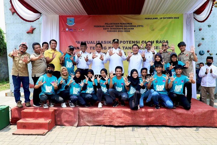 Walikota Tangsel, Benyamin Davnie melantik pengurus Federasi Panjat Tebing Indonesia (FPTI). (RAY)