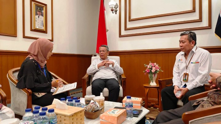 Walikota Tangsel Benyamin Davnie saat pendataan registrasi sosial ekonomi. (RAY)