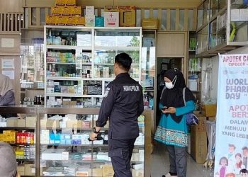 Petugas Gabungan Sisir Apotek dan Toko Obat di Kota Serang