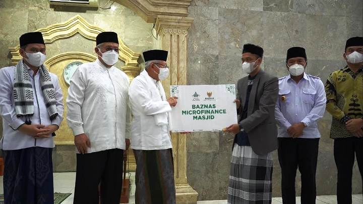 Jamaah Masjid di Tangsel Dapat Bantuan Baznas Microfinance.(RIZ)