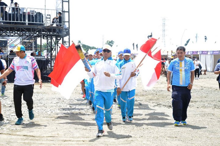 Kirab obor Porprov VI Banten di Tangsel. (RAY)