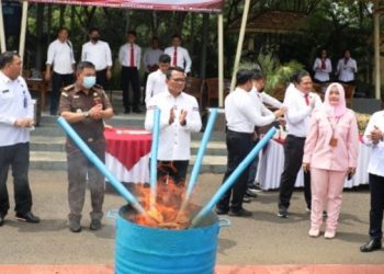 Musnahkan Narkoba, Polda Banten Bakar Ganja dan Rebus Sabu