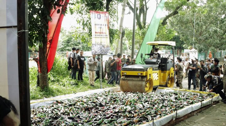 Pemusnahan ribuan botol miras di Kota Tangsel. (RAY)