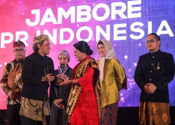 Luar Biasa! Emmy Kuswandari Raih Penghargaan Insan PR