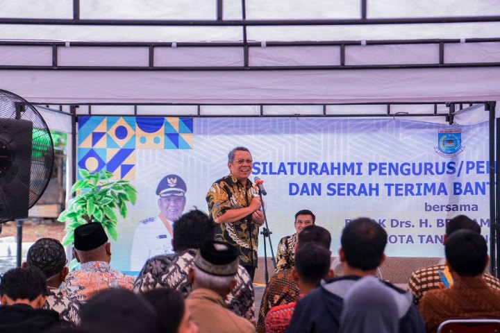 Penyerahan Peralatan Pemandian Jenazah dan Keranda. (RAY)