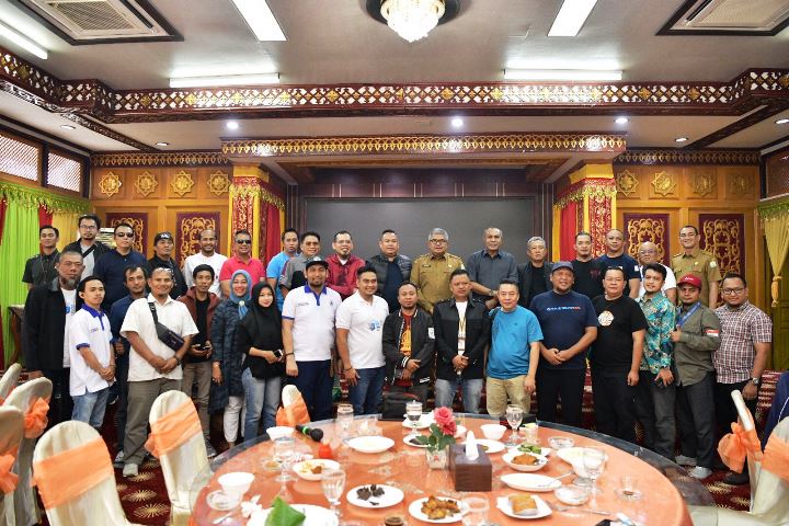 Peserta Rakernas JMSI foto bersama dengan Sekda Pemprov Aceh, Bustami Hamzah. (RIZ)