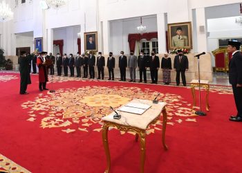 Presiden Jokowi Saksikan Pengucapan Sumpah M. Guntur Hamzah sebagai Hakim Konstitusi