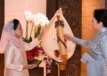 Saat Ibu Iriana dan Madam Peng Bertukar Alat Musik Tradisional