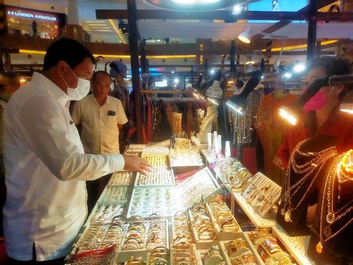 Sekda Tangerang, Moch. Maesyal Rasyid melihat produk UMKM pada pameran di Summarecon Mal Serpong. (RIK)