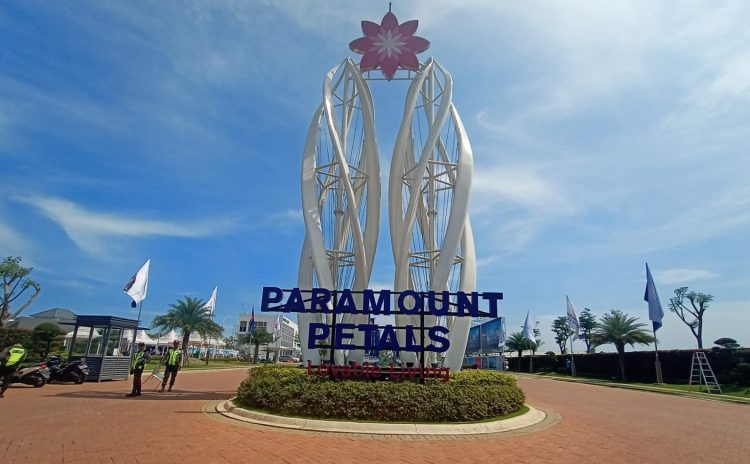 Gerbang masuk kawasan Paramount Petals, Kecamatan Curug, Kabupaten Tangerang. (RIZ)