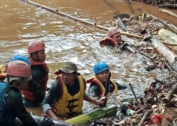 Kerap Banjir, Petugas Gabungan Bersihkan Kali Angke