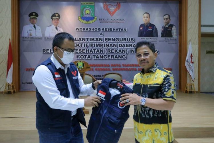 Wakil Walikota Tangerang, Sachrudin saat menerima kenang-kenangan dari Rekan Indonesia Kolektif Pimpinan Daerah (KPD). (KEY)