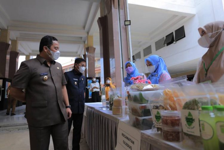Walikota Tangerang, Arief R. Wismansyah melihat salah satu hasil produk UMKM. (KEY)
