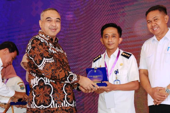 Bupati Tangerang Ahmed Zaki Iskandar memberikan penghargaan kepada pengelola keuangan terbaik. (IST)