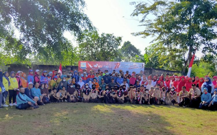 Penggiat lingkungan Kota Tangsel foto bersama usai aksi bersih-bersih. (ARD)