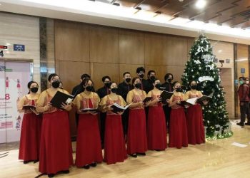 Sukacita Natal, MRCCC Siloam Hospitals Semanggi Bagikan Bingkisan untuk Pasien Rawat Inap