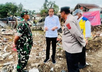 Presiden Jokowi Berikan Arahan ke Pangdam Siliwangi dan Kapolda Jabar: Gerakkan TNI-Polri Bantu Bersihkan Puing