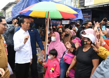 Presiden Jokowi Berikan Bansos kepada Para Pedagang di Pasar Baru Subang