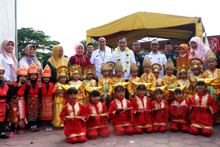 Wakil Bupati Tangerang, Mad Romli Senam zumba bareng anak TK di Pakuhaji. (RIK)