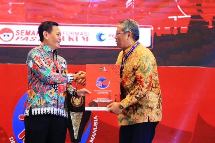 Wakil Walikota Tangsel Benyamin Davnie terima penghargaan dari Kemenkumham. (IST)