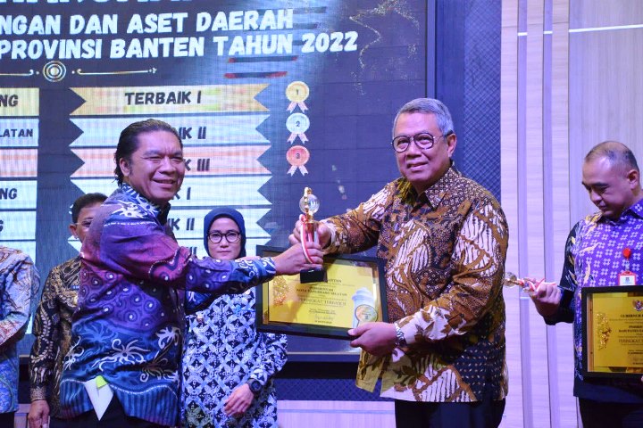 Walikota Tangsel Benyamin Davnie menerima penghargaan dari Pj Gubernur Banten, Al Muktabar. (IST)