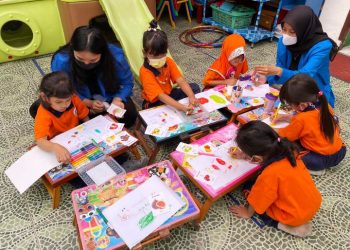 Mahasiswa Unpam Perkenalkan Kosa Kata Bahasa Inggris Metode Media Flash Card ke Anak TK