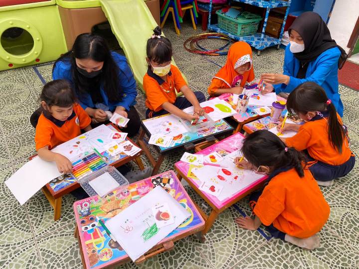 Mahasiswi Universitas Pamulang saat kegiatan Pengabdian Masyarakat (PKM) di TK Widya Tama Permata Pamulang. (IND)