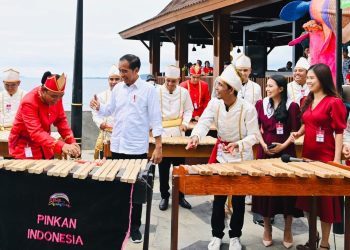 Musik Kolintang Sambut Presiden Jokowi di Pantai Malalayang