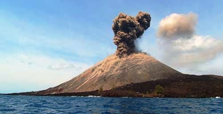 Gunung Anak Krakatau mengeluarkan asap. (NET)