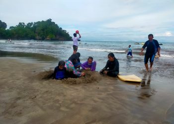 Hari Pertama Tahun Baru Wisatawan di Banten Melonjak