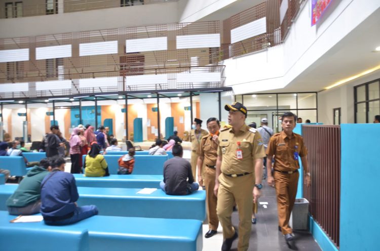 Bupati Tangerang Zaki Iskandar sidak pegawai di hari pertama kerja tahun 2023. (RIK)