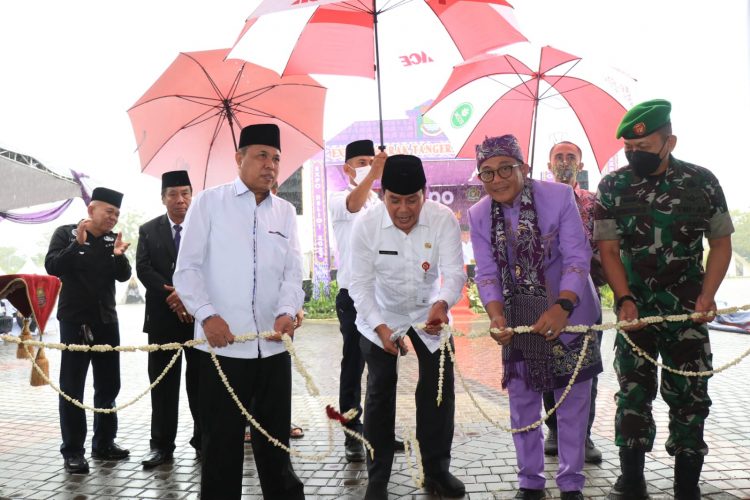 Sekretaris Daerah Kabupaten Tangerang, Moch Maesyal Rasyid membuka Expo Semarak Tangerang Religi 2023. (RIK)
