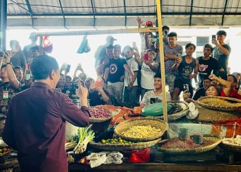 Masyarakat Manado Antusias Sambut Kedatangan Jokowi