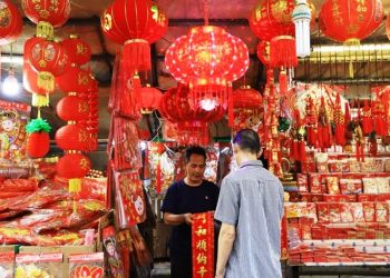 Penjual Pernaik-pernik Imlek di Pasar Lama Mulai Ramai