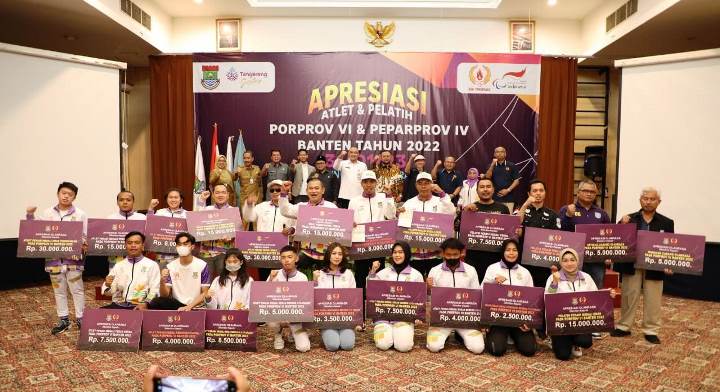 Penyerahan uang kadedeuh untuk atlet Porprov dan Peparprov Banten. (RIK)