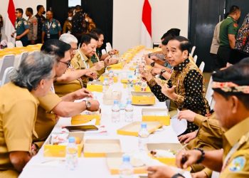 Momen Presiden Jokowi Makan Nasi Kotak Bersama Forkopimda