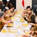 Momen Presiden Jokowi Makan Nasi Kotak Bersama Forkopimda