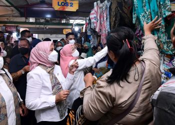 Tinjau Pasar Beringharjo, Ibu Iriana dan Ibu Wury Dukung Produk UMKM Lokal