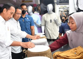 Tinjau Pasar Tanah Abang, Presiden Jokowi Pastikan Aktivitas Perekonomian Sektor Riil Berjalan Baik