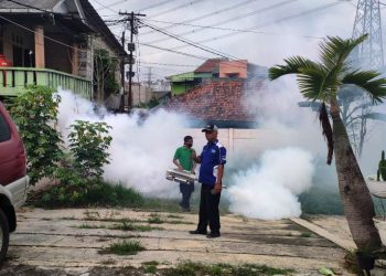 Cegah DBD, Indah Kiat Tangerang Fogging Rumah Warga