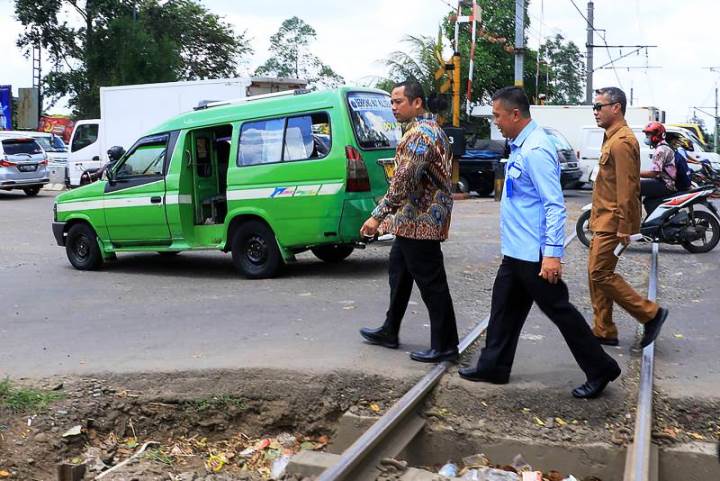 Walikota Tangerang, Arief R. Wismansyah dilokasi kebocoran pipa PDAM Tirta Kerta Rahardja. (KEY)