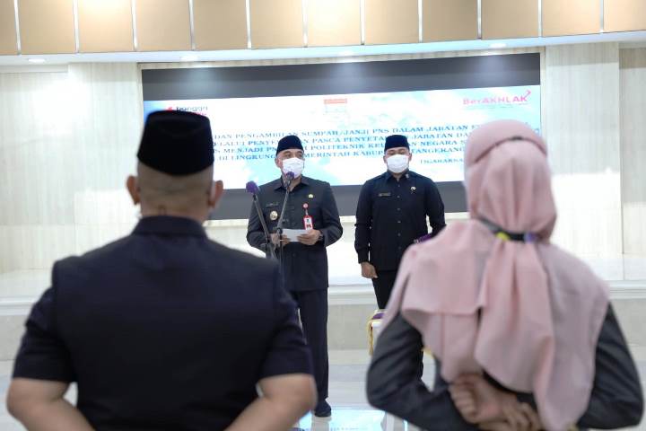 Bupati Tangerang Zaki Iskandar lantik dan ambil sumpah jabatan PNS. (RIK)
