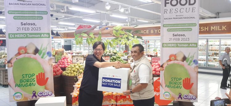 Direktur Hero Supermarket,
Hendy memberikan donasi kepada Badan Pangan Nasional. (IST)