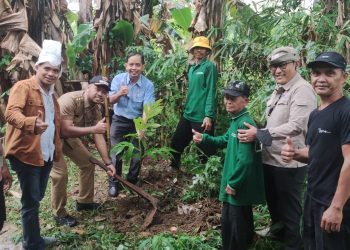 Cegah Longsor, Indah Kiat Tangerang Tanami Pohon di Bantaran Sungai Cisadane