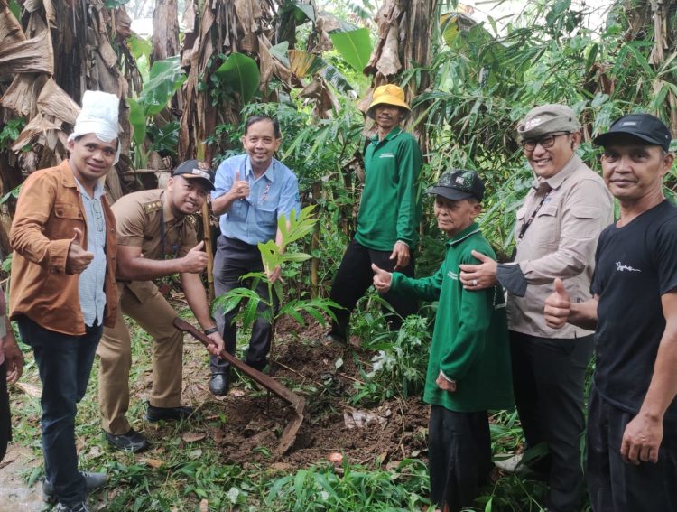 Kepala Departemen Sustainabilty PT Indah Kiat Pulp and Paper Tangerang TBK, Kholisul Fatikhin bersama Lurah Pekulonan Dwi Santoso dan masyarakat menanam pohon. (RAY)