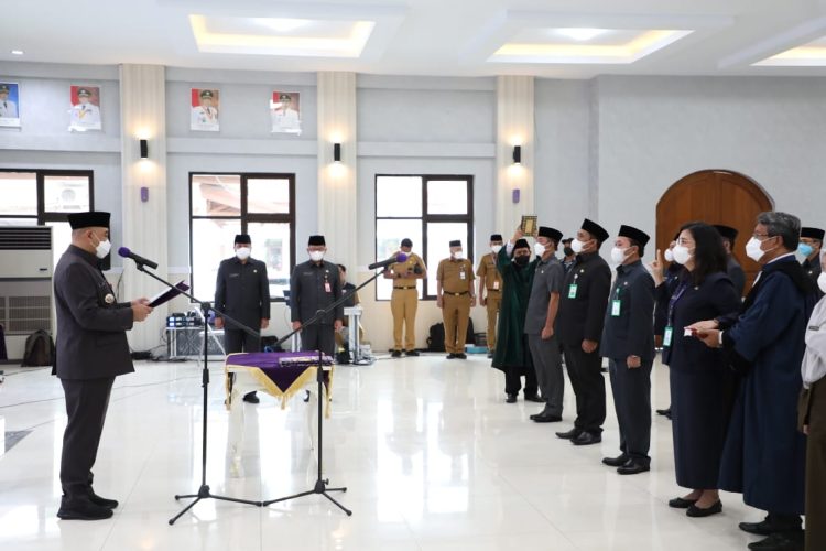 Bupati Tangerang Zaki Iskandar melantik dan mengambil sumpah pejabat fungsional. (RIK)
