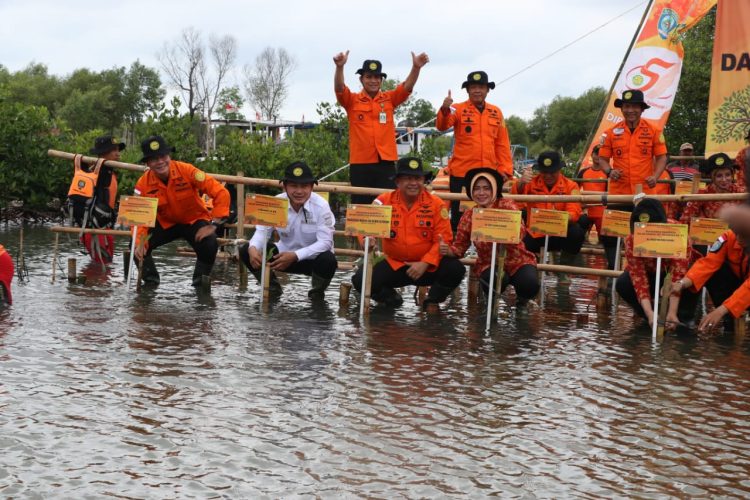 Basarnas tanami Mangrove di Desa Tangjung Pasir, Kecamatan Teluknaga, Kabupaten Tangerang. (RIK)