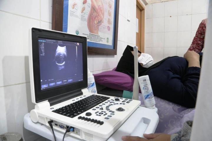 Ibu hamil di Kota Tangerang tengah melakukan USG di Puskesmas Cipondoh. (KEY)