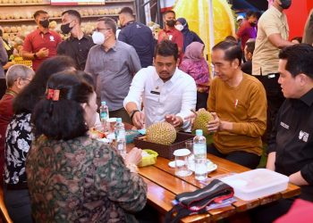 Presiden Jokowi Makan Durian Bersama Pemred