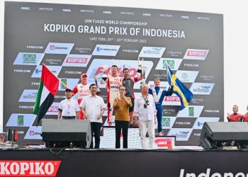 Presiden Jokowi dan Ibu Iriana Saksikan Seri Perdana F1H2O di Danau Toba